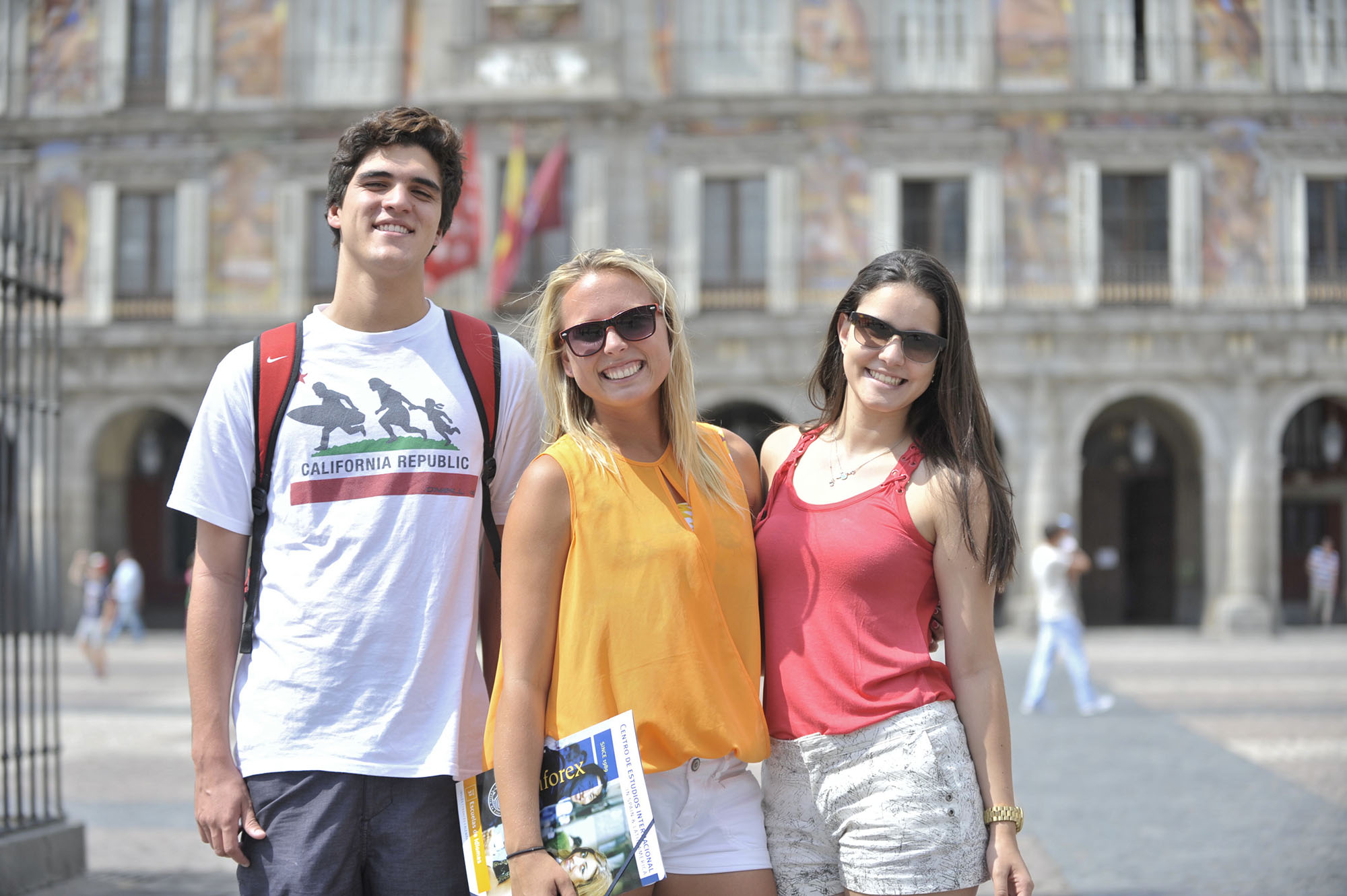 Spanish course. Женщина и мужчина в Мадриде. Фильм семейство Мадрида. Spanish courses in Madrid. Learn languages abroad Spain.